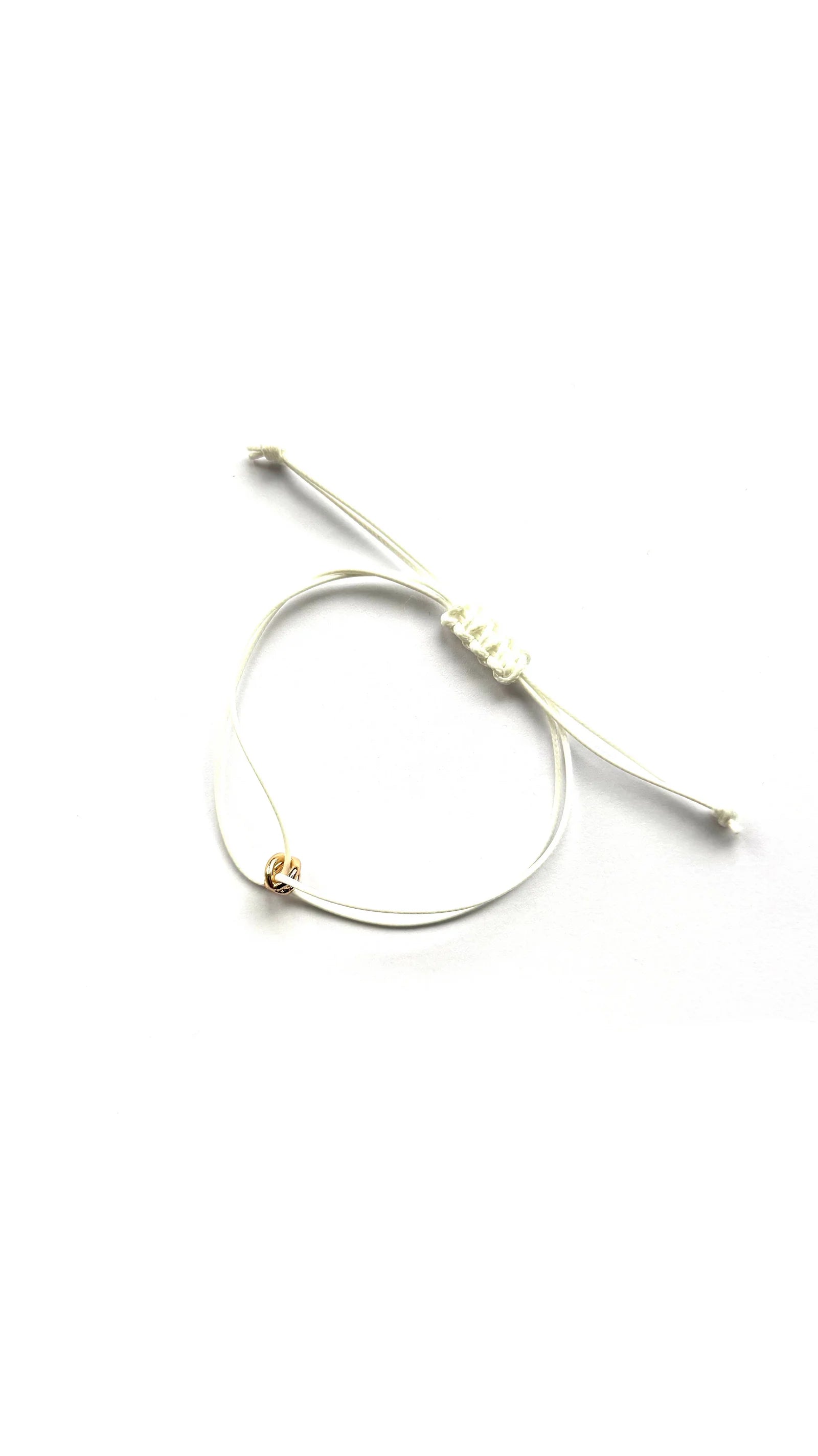 ORÉA Blanc detail of the gold-plated bead on white cord